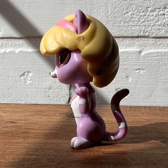 LPS Littlest Pet Shop Purple Cat with Removable Blonde Hair - Picture 3 of 6